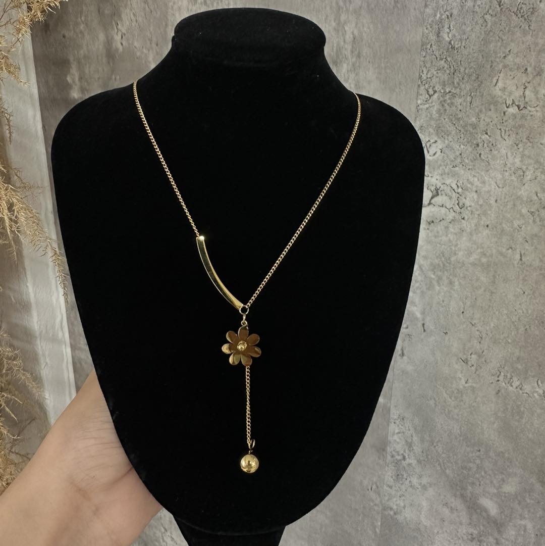 Daisy drop necklace